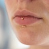 Rødguldsbelagt buet stav Piercingsmykker - Danmark