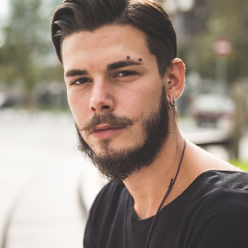 Buet piercingstav med kugler Kropssmykker - Danmark