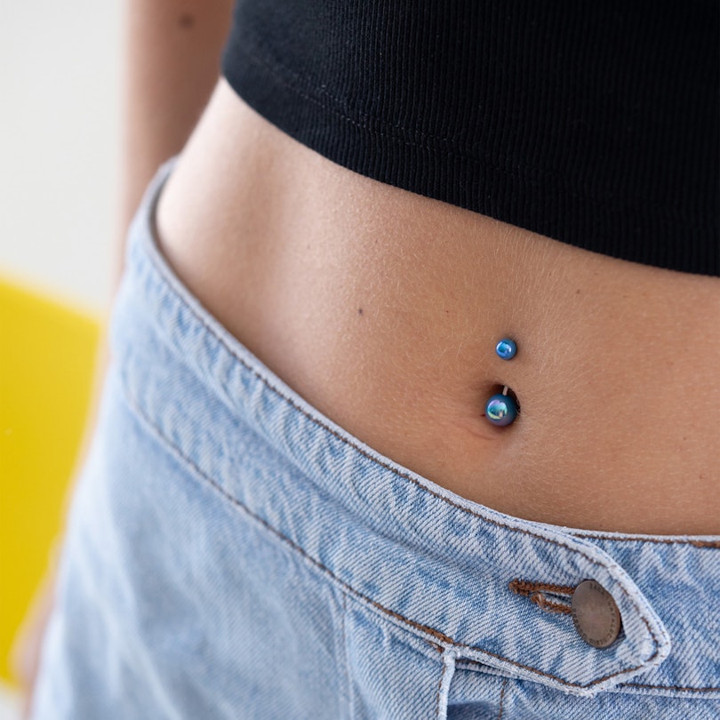 Navlepiercing med metalliske kugler Piercing - Danmark