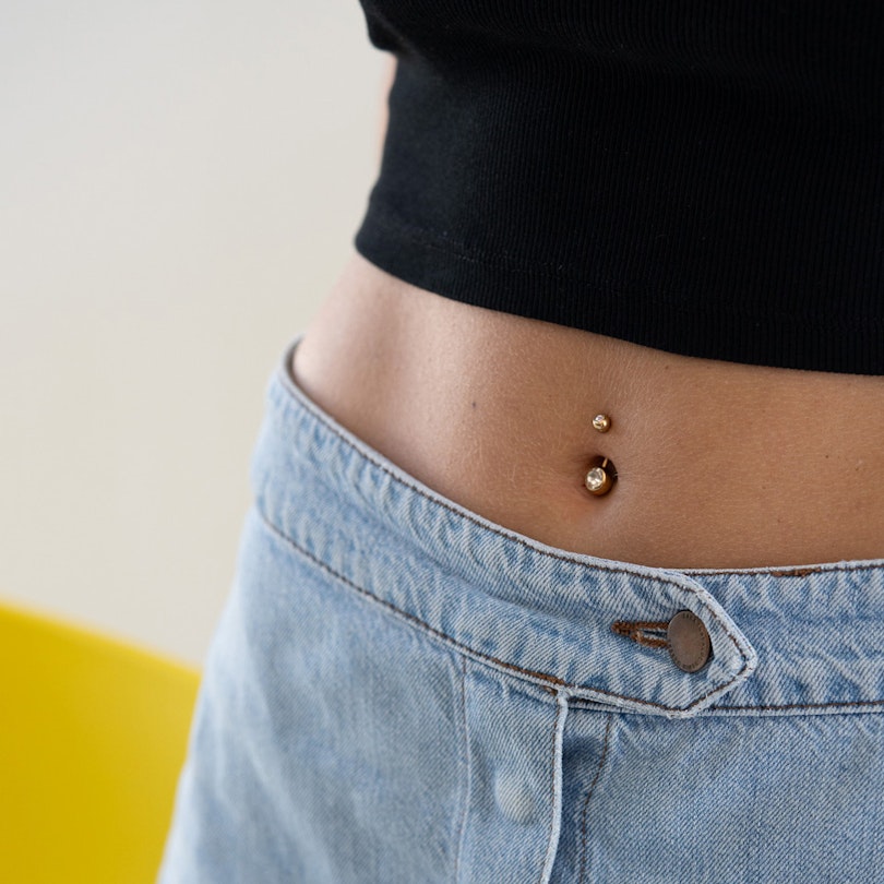 Guldbelagt navlepiercing med sten Piercinger - Danmark