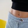 Guldbelagt navlepiercing med sten Piercinger - Danmark