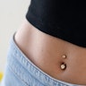 Guldbelagt navlepiercing med sten Kropspiercing - Danmark