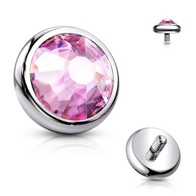 Dermal anchor af titanium med sten.