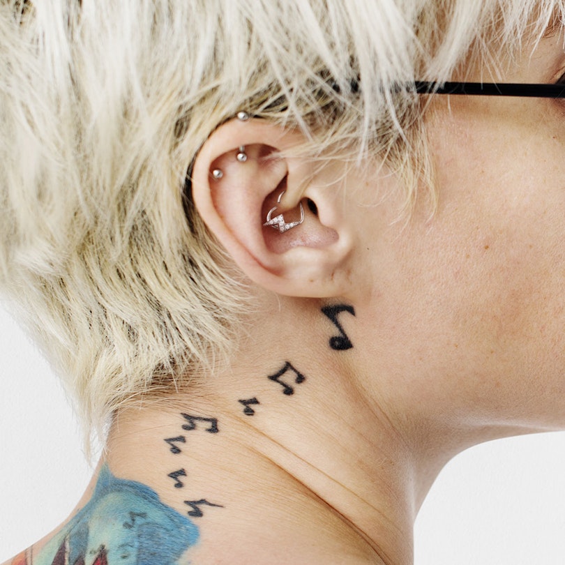 Ørepiercing formet som hjerte med lyn Piercinger - Danmark