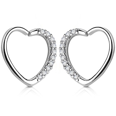 Ørepiercing formet som hjerte med stenkant