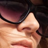 Næseskrue af 14 karat guld med blomst Piercingsmykker - Danmark