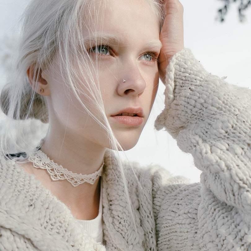 Næsepiercing af 14 karat guld med trekantet sten Piercing - Danmark