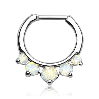 Septumpiercing med store opalitesten