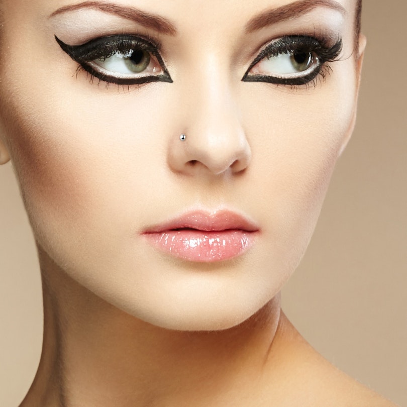 Næseskrue af 14 karat guld med valgfrit design Kropspiercing - Danmark