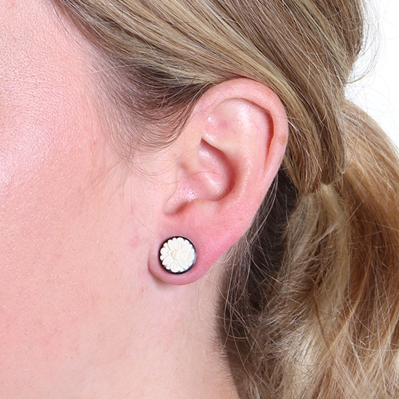 Plug af horn og ben med håndskåret firbladet blomst Kropssmykker - Danmark