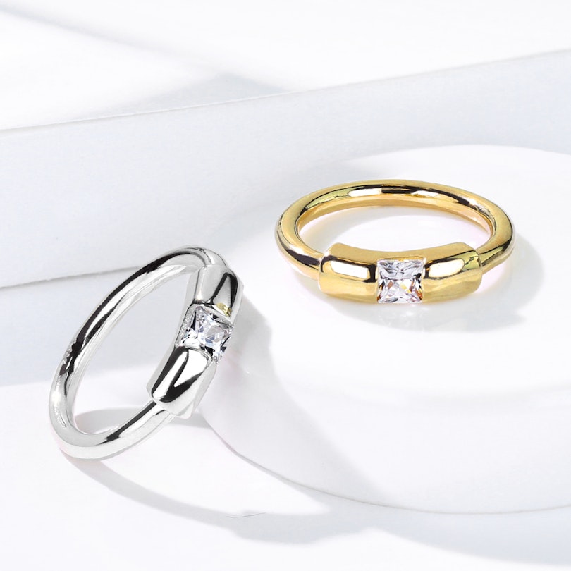 Segmentring af 14 karat guld med firkantet sten Piercingsmykker - Danmark