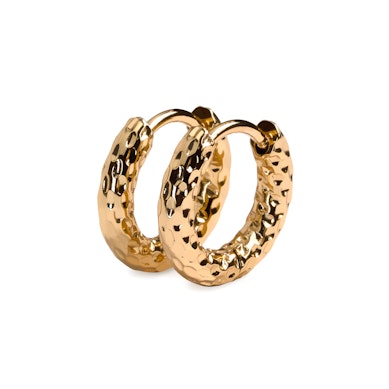 Par af hammerslåede huggie-øreringe