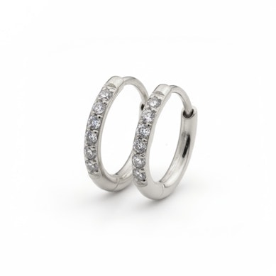 Par af huggies af kirurgisk stål med sten