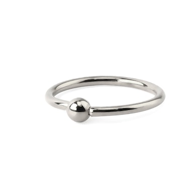 Ring af titanium med fast kugle