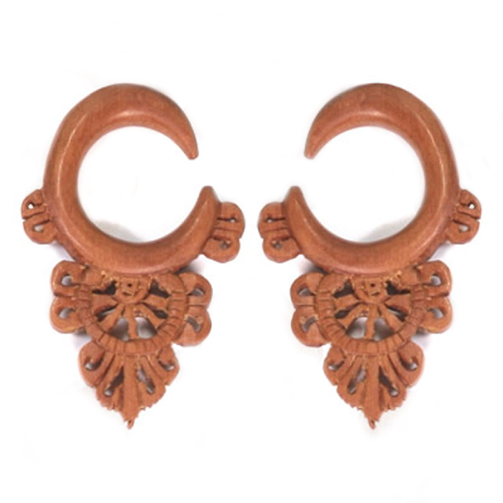 Hanger af træ med hæklet design Kropspiercing - Danmark