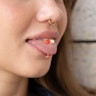 Tungepiercing med tofarvet pille Piercinger - Danmark