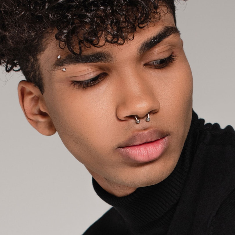 Buet stav af titanium med sten og indvendige gevind Piercing - Danmark