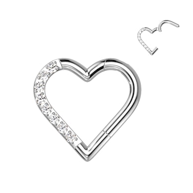 Ørepiercing af titanium formet som hjerte med hængsel og sten
