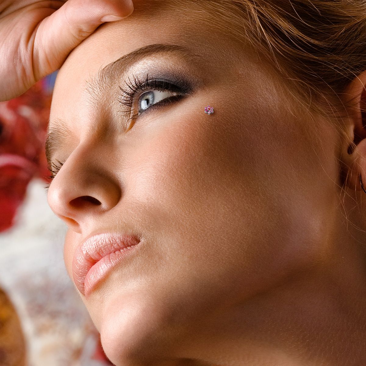 Feminin dermal anchor med sten formet som en s d blomst