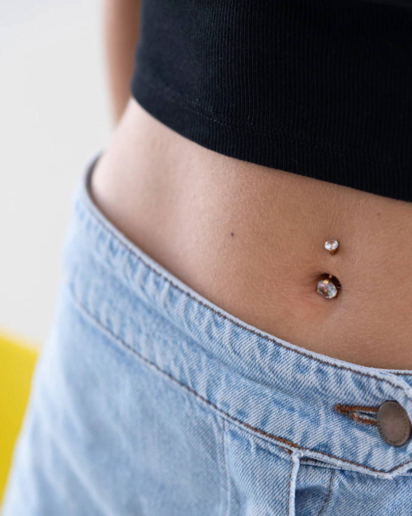 Navlepiercing med stor sten i top- og bundkugle