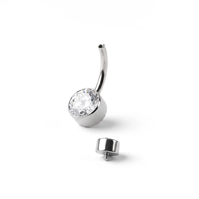 Navlepiercing af titanium med indvendigt gevind og flade kugler