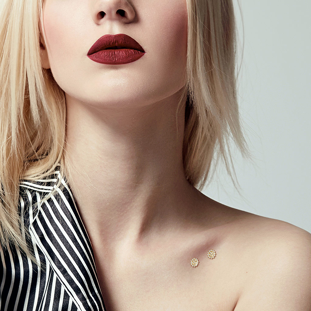 Dermal af 14 karat guld med stenbesat blomst