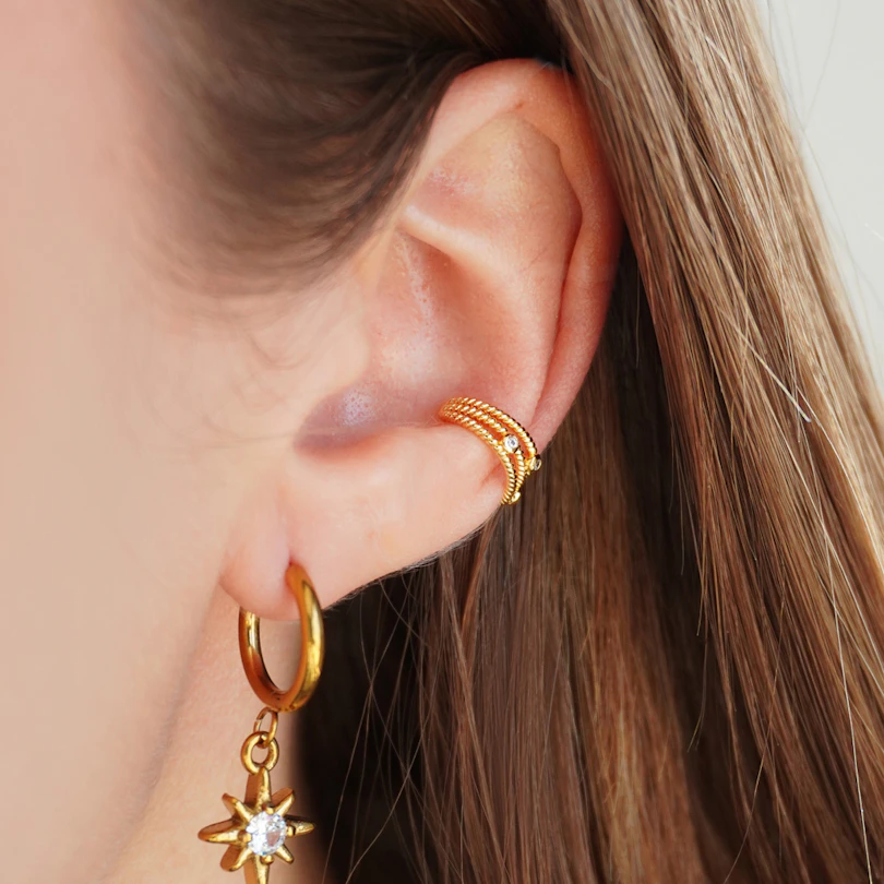Tredobbelt snoet earcuff med tre sten