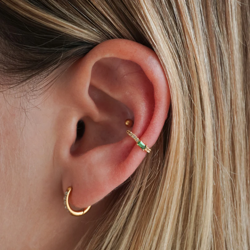 Earcuff med grøn sten