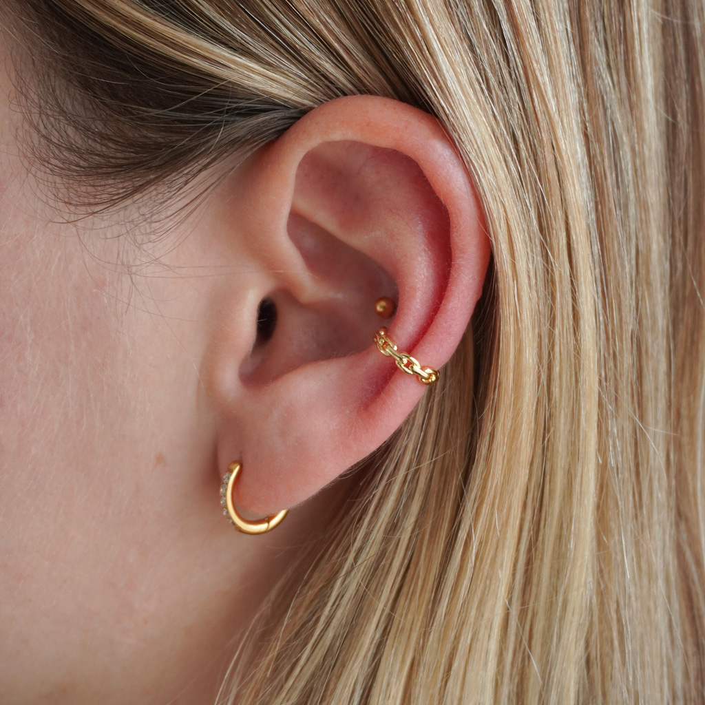 Earcuff i kædedesign