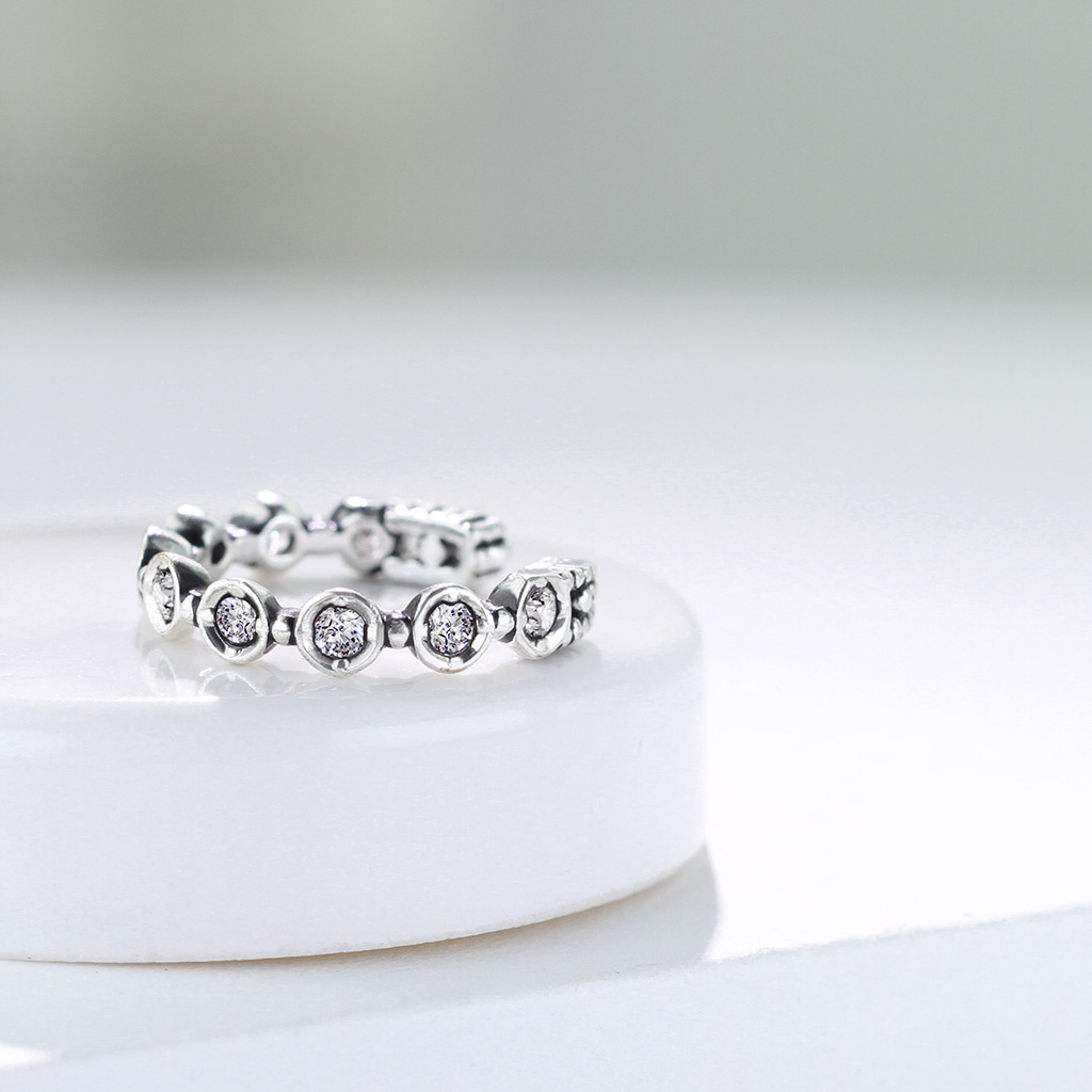 Earcuff med indfattede sten