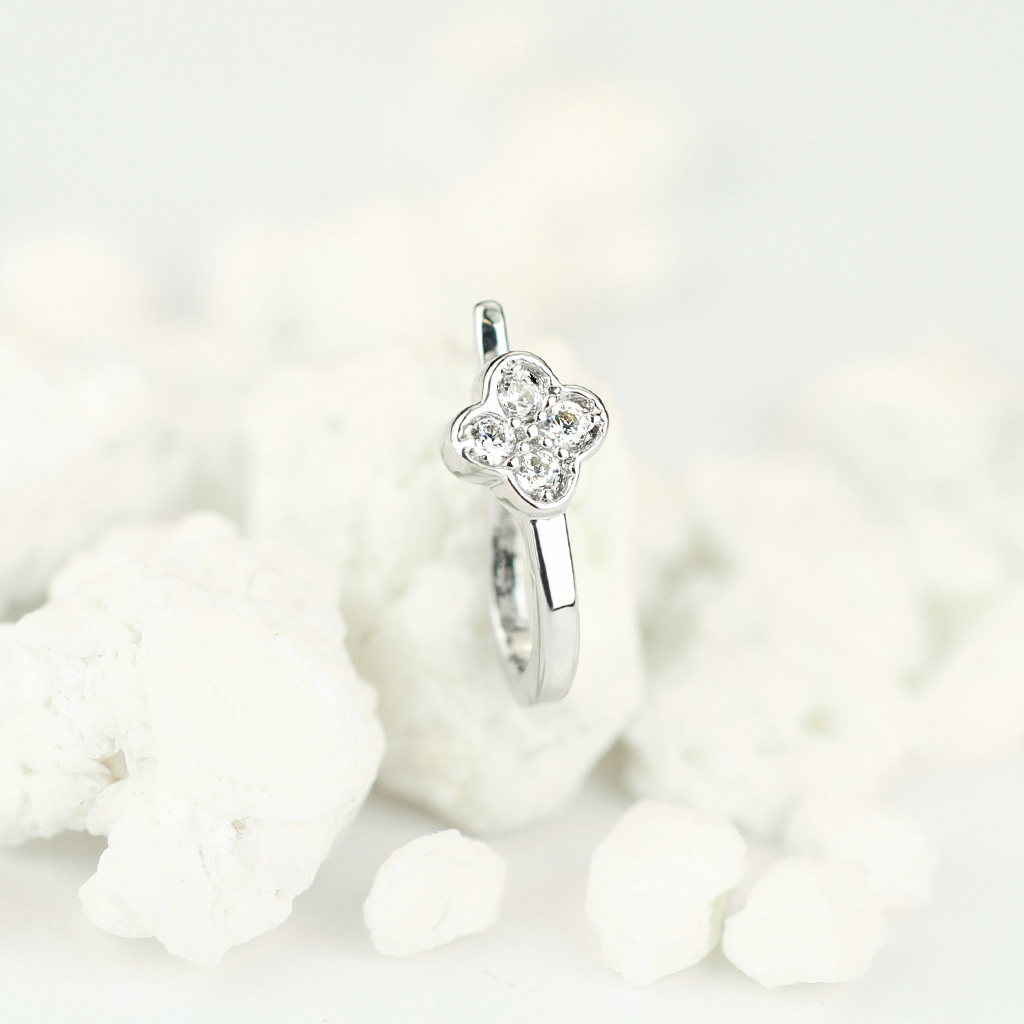 Fake næsepiercing med firkløver af sten