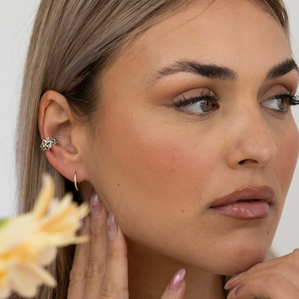 Ear cuff med blomster i kirurgisk stål