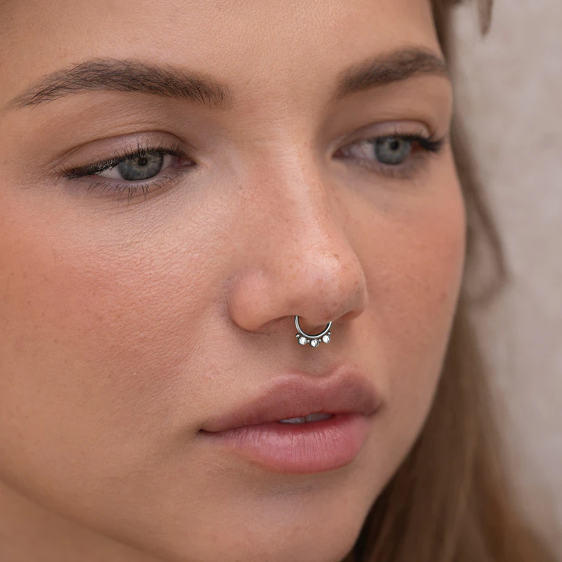 Fake septumring med 3 sten og små perler