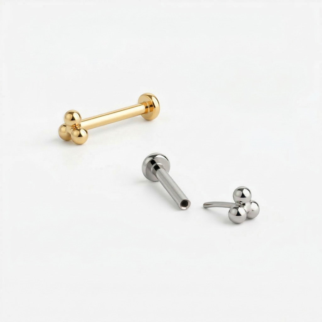 Push-in labret af titanium med tre små kugler i trekantsformation