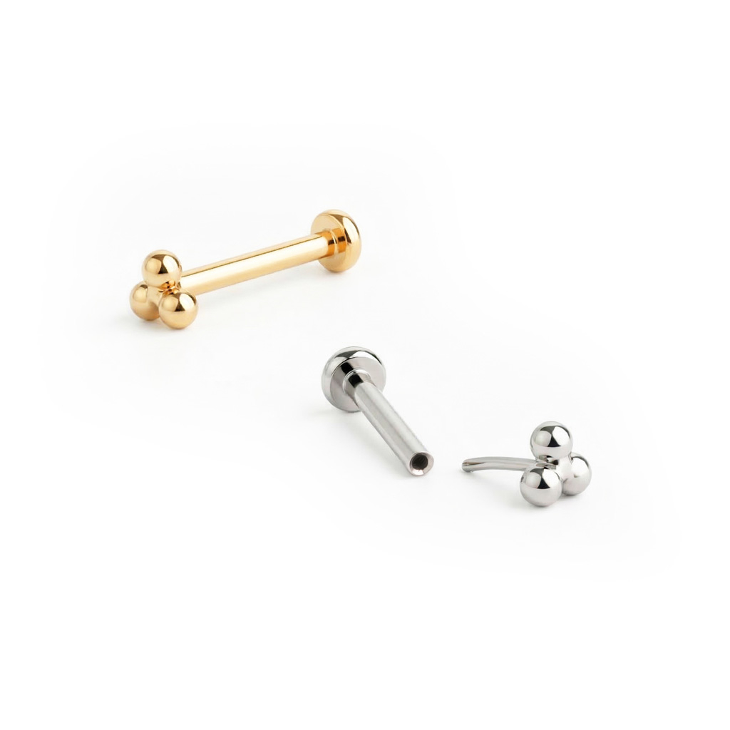 Push-in labret af titanium med tre små kugler i trekantsformation