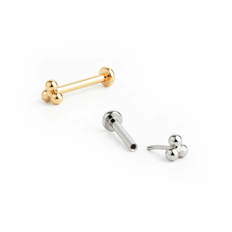Push-in labret af titanium med tre små kugler i trekantsformation