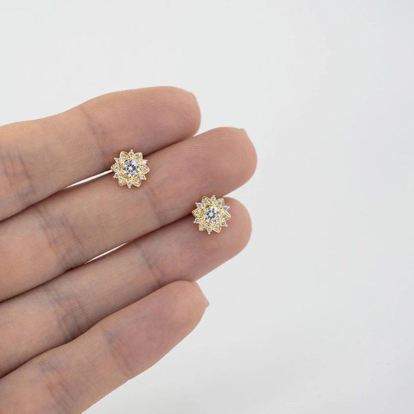 Labret med stenbesat lotusblomst og indvendigt gevind