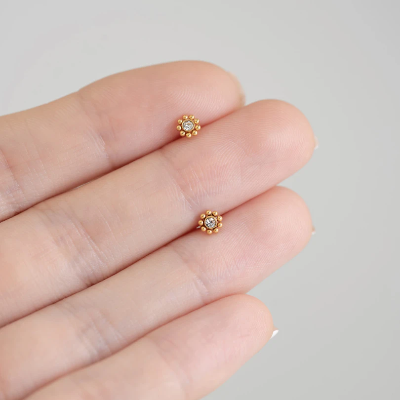 Labret med indvendigt gevind og små kugler
