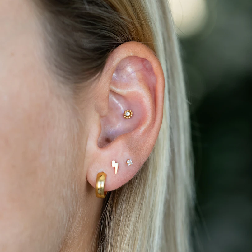 Labret med indvendigt gevind og små kugler