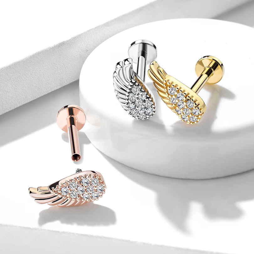 Labret med form som englevinge og masser af sten