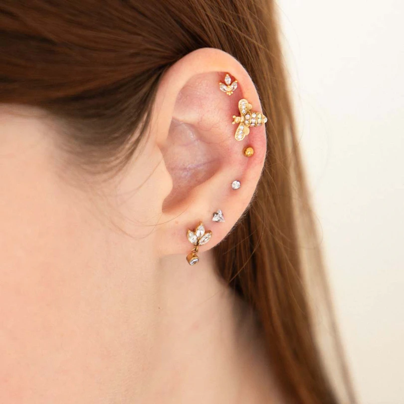 Titaniumlabret med lotusblomst og stenvedhæng