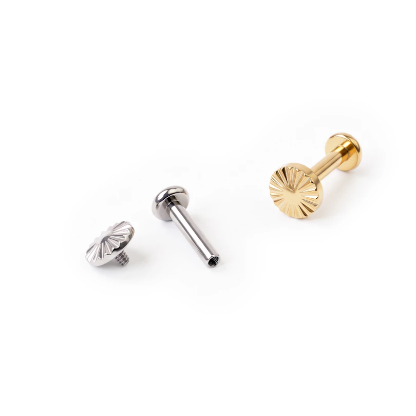 Slående titaniumlabret med diamantskåret top