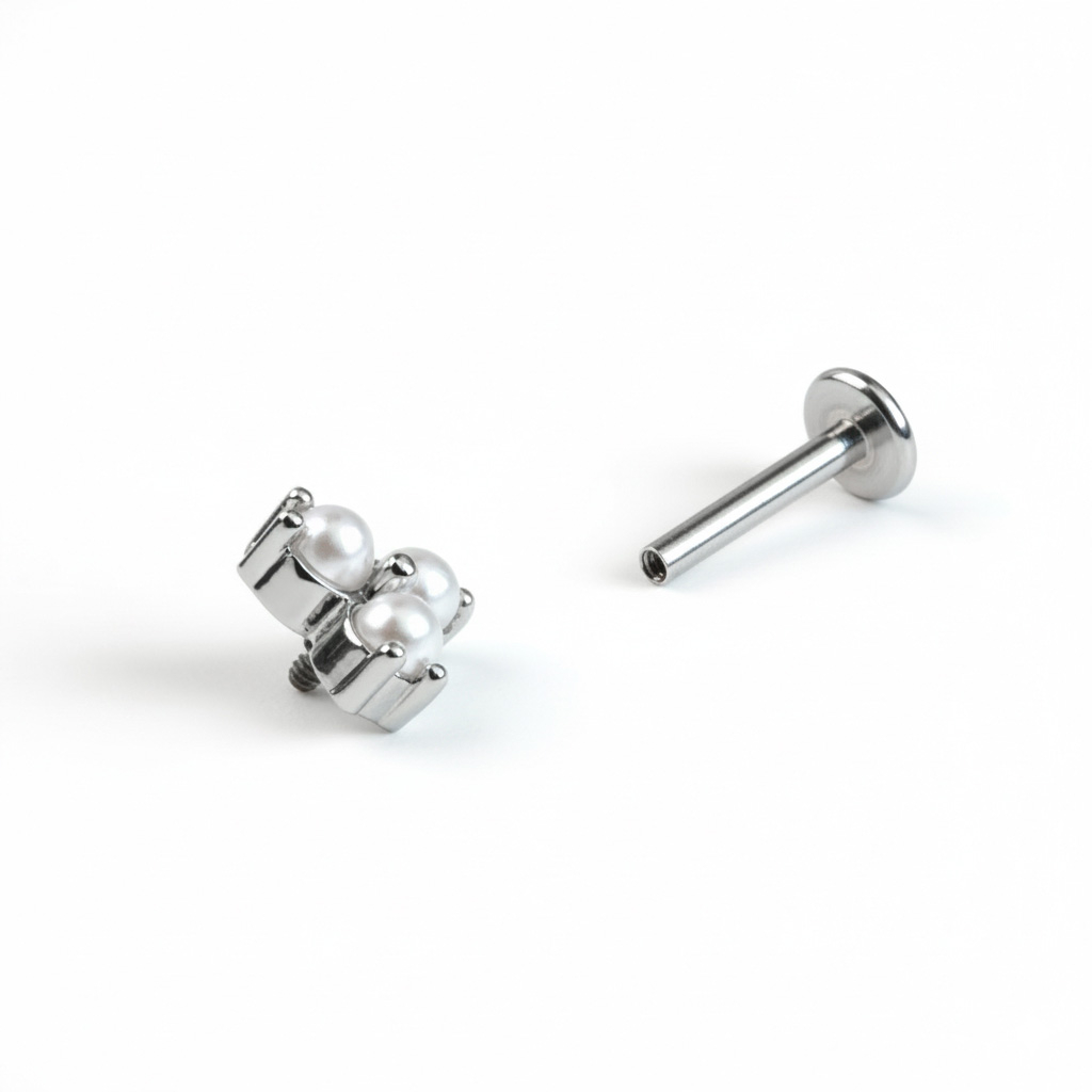 Fin labret med trio af kunstige perler