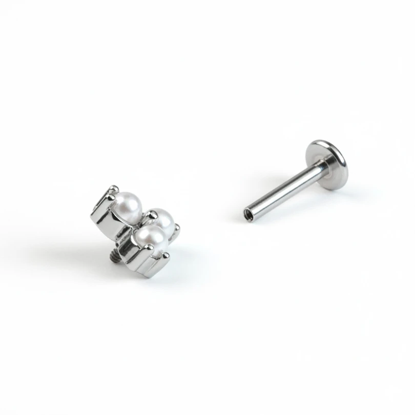 Fin labret med trio af kunstige perler