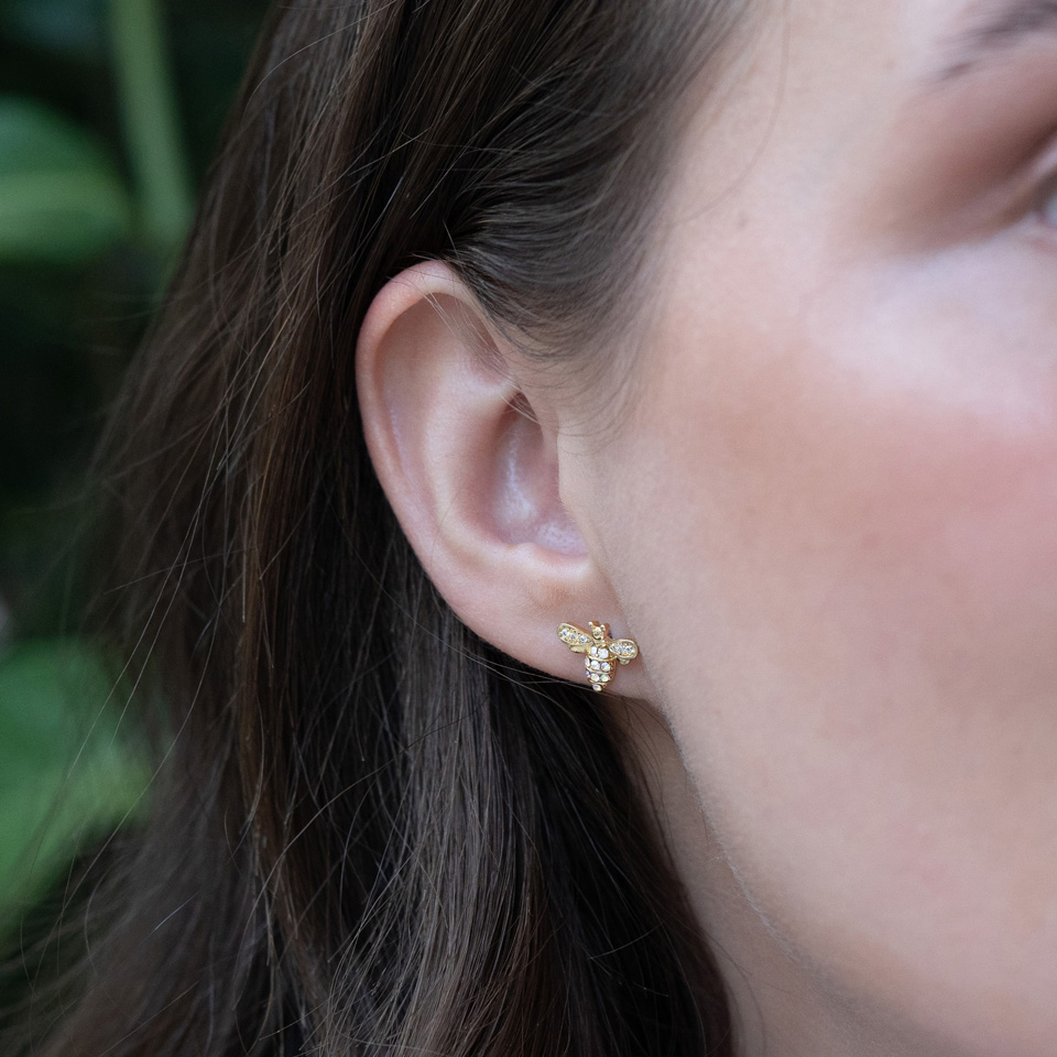 Labret med indvendigt gevind og stenbesat bi