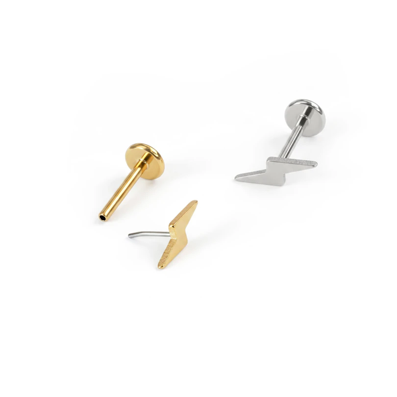 Labret af titanium med tordenkile