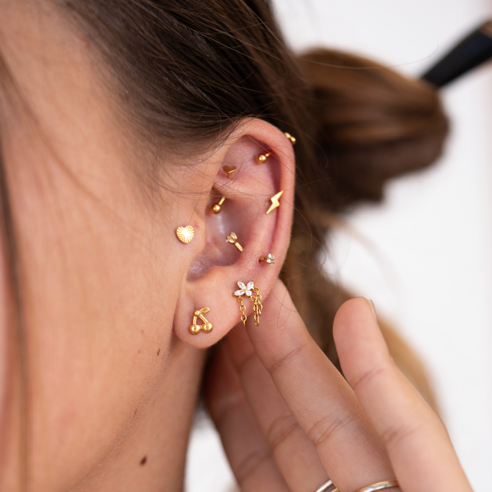 Blomsterlabret af titanium med kæder