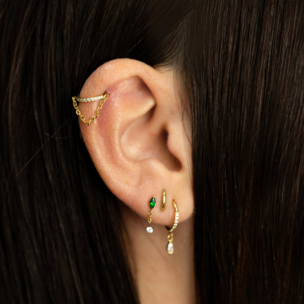 Titaniumlabret med smaragdfarvet sten og vedhæng