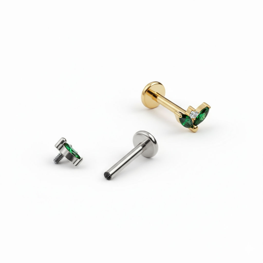 Titaniumlabret med to smaragdfarvede sten