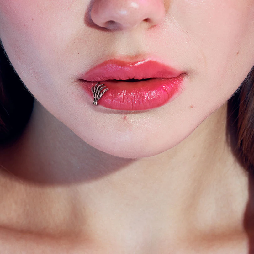 Labret med skelethånd